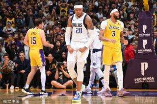 太想进步!费兰赛中为弗里克擦汗,后者被逗大笑不止