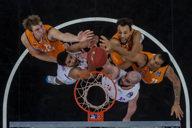 凯恩:我们这场踢出了更多战术套路;为图赫尔效力很愉快.