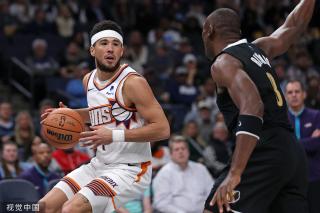 动情时刻,若塔遗孀和父母看到狼队球迷对若塔的致敬感动落泪