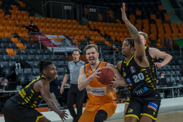 跟队:马竞有多名阿根廷国脚,弗里克赛前要求为拉菲尼亚复仇.