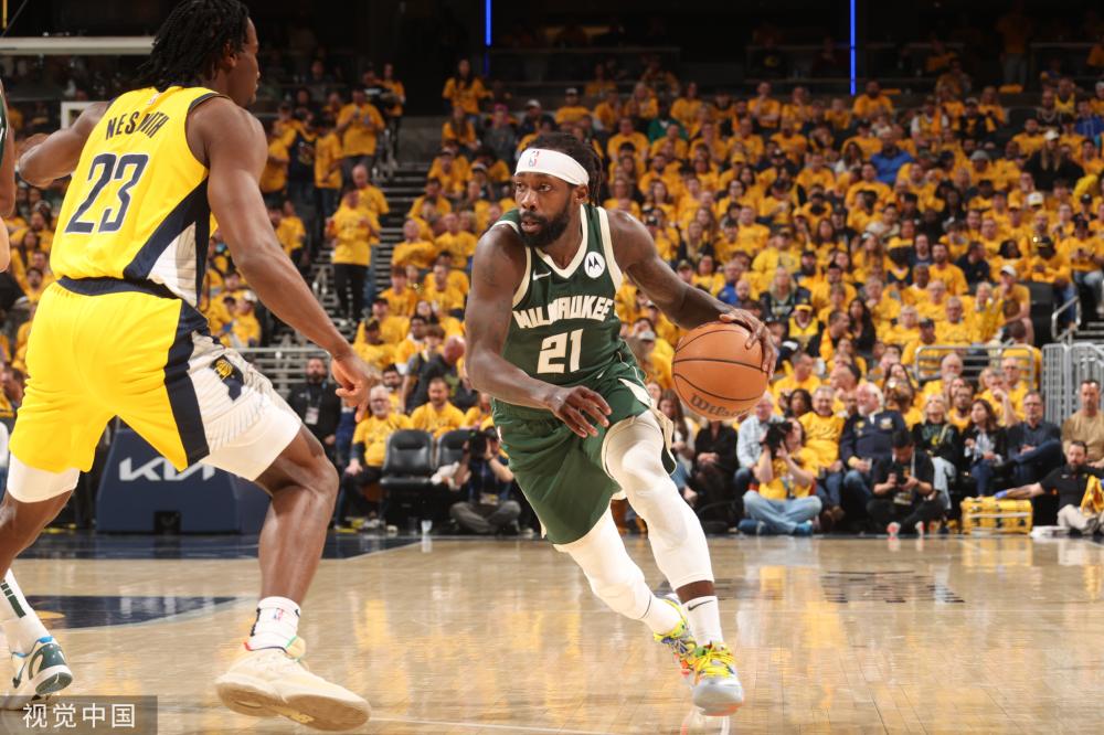 眼睛审视着 眼睛审视着